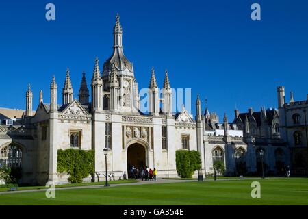 Gatehouse e corte anteriore, King's College di Cambridge University, Cambridgeshire, Inghilterra, Regno Unito, GB, Europa Foto Stock
