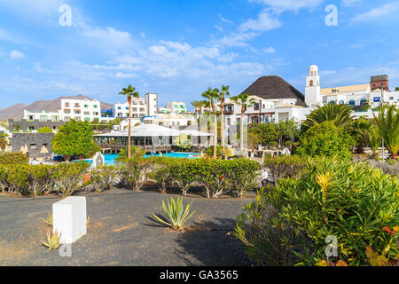 MARINA RUBICON, Lanzarote Island - Jan 11, 2015: Volcan hotel giardino con ville in Rubicone marina, che è una parte di Playa Blanca holiday resort town. Le isole Canarie sono meta di vacanze. Foto Stock