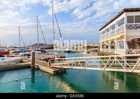 MARINA RUBICON, Lanzarote Island - Jan 11, 2015: ristorante e pier in porta Rubicone, Playa Blanca città. Le isole Canarie sono meta di vacanze grazie al soleggiato clima tropicale. Foto Stock