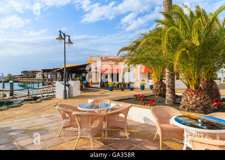 MARINA RUBICON, Lanzarote Island - Jan 11, 2015: ristorante tavoli in porta Rubicone, Playa Blanca città. Le isole Canarie sono meta di vacanze grazie al soleggiato clima tropicale. Foto Stock