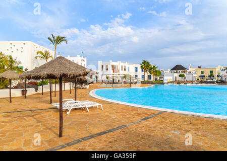 PLAYA BLANCA, Lanzarote Island - Jan 17, 2015: piscina del complesso di appartamenti di lusso costruito nel tradizionale stile delle Canarie a Lanzarote Island. Le isole Canarie sono meta di vacanze. Foto Stock