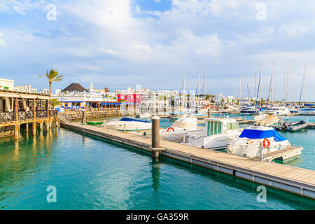 PLAYA BLANCA PORT, Lanzarote Island - Jan 15, 2015: una vista di Playa Blanca port, Lanzarote, Isole Canarie, Spagna. Foto Stock