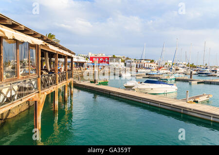 MARINA RUBICON, Lanzarote Island - Jan 11, 2015: ristorante e pier in porta Rubicone, Playa Blanca città. Le isole Canarie sono meta di vacanze grazie al soleggiato clima tropicale. Foto Stock