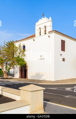 Chiesa bianca con iscrizione sulla parete 'Plaza de Los Remedios' significa 'Square di Remedy' nel villaggio di Yaiza, Lanzarote, Spagna Foto Stock