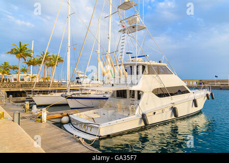 PUERTO CALERO MARINA, Lanzarote Island - Jan 17, 2015: barca di lusso in porto costruito in stile caraibico in Puerto Calero. Le isole Canarie sono popolari destinazioni di navigazione a vela. Foto Stock