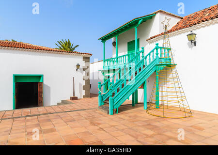 Quadrato con tipico stile delle Canarie edifici nel villaggio di Yaiza, Lanzarote, Isole Canarie, Spagna Foto Stock