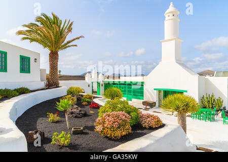 Tipico stile canario edifici e piante tropicali, El Campesino, Lanzarote, Spagna Foto Stock