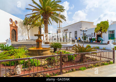 TEGUISE TOWN, Lanzarote Island - Jan 14, 2015: chiesa e case nella città vecchia di Teguise. Questa città è ex capitale dell'isola di Lanzarote e è molto popolare attrazione per i turisti che visitano l'isola Foto Stock