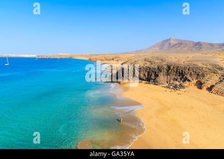 Paio di persone in oceano turchese acqua sulla Spiaggia Papagayo, Lanzarote, Isole Canarie, Spagna Foto Stock