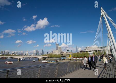 Hungerford Bridge e il fiume Tamigi, guardando alla Royal Festival Hall, Southbank Centre di Londra, Inghilterra, Regno Unito, GB, Europa Foto Stock