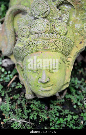 Un giardino e il Buddha di terracotta il Signor Ban Phor Linag Meuns Arte di terracotta nella città di Chiang Mai nel nord della Thailandia in Sou Foto Stock