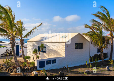 EL GOLFO BEACH, Lanzarote Island - Jan 15, 2015: Tipica casa bianca e palma a El Golfo villaggio sulla costa dell'isola di Lanzarote, Spagna. Le isole Canarie sono meta di vacanze. Foto Stock