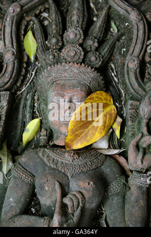 Un giardino e il Buddha di terracotta il Signor Ban Phor Linag Meuns Arte di terracotta nella città di Chiang Mai nel nord della Thailandia in Sou Foto Stock