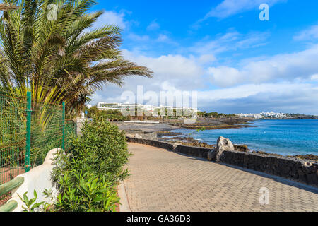 Passeggiata lungo la costa dell'oceano in Playa Blanca, Lanzarote, Isole Canarie, Spagna Foto Stock