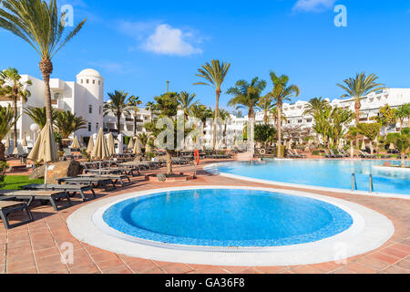 PLAYA BLANCA, Lanzarote Island - Jan 16, 2015: piscina nel giardino tropicale di hotel di lusso. Le isole Canarie sono meta di vacanze per i turisti europei nel periodo invernale. Foto Stock