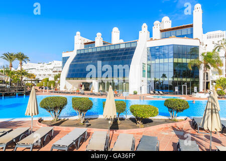 PLAYA BLANCA, Lanzarote Island - Jan 16, 2015: hotel di lusso con piscina in Playa Blanca holiday resort sulla costa dell'isola di Lanzarote. Molti turisti vengono qui per godere il sole invernale e rilassarsi. Foto Stock