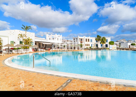 PLAYA BLANCA, Lanzarote Island - Jan 17, 2015: piscina del complesso di appartamenti di lusso costruito nel tradizionale stile delle Canarie a Lanzarote Island. Le isole Canarie sono meta di vacanze. Foto Stock