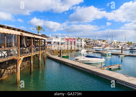 MARINA RUBICON, Lanzarote Island- Jan 17, 2015: Pier e ristorante in Rubicone porta. Le isole Canarie sono molto popolare meta di vacanza grazie alla soleggiata clima tropicale tutto l'anno. Foto Stock