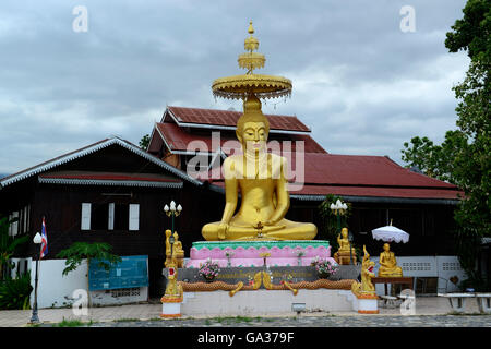 Un tempio nel villaggio di Pai nel nord provinz di Mae Hong Son nel nord della Thailandia in Southeastasia. Foto Stock