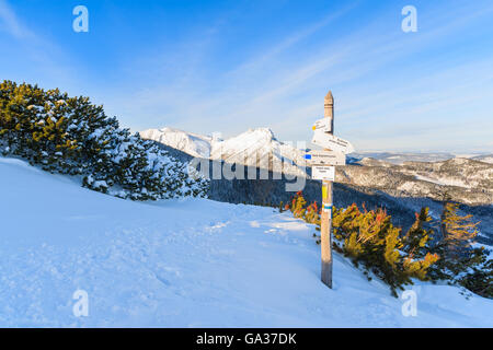 Segno sul sentiero escursionistico e vista di Giewont mountain in mattina presto luce dopo sunrise nei monti Tatra, Polonia Foto Stock