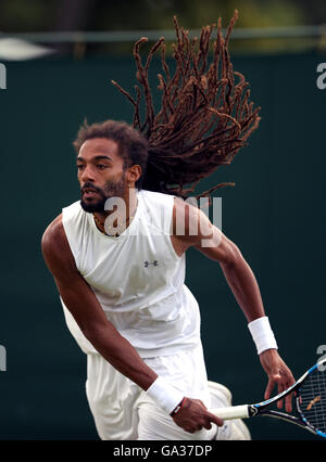 Dustin Brown in azione nel suo Uomini Doppio match con partner Jan-Lennard Struff il giorno sei dei campionati di Wimbledon al All England Lawn Tennis e Croquet Club, Wimbledon. Foto Stock