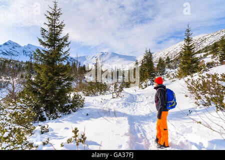 Giovane donna turistico backpacker sul sentiero escursionistico in inverno il paesaggio della valle Gasienicowa, Monti Tatra, Polonia Foto Stock