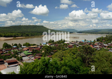 Sicht vom Tempel Wat Tham Khu Ha Sawan in Khong Jiam am Fiume Mekong in der naehe des Pha Taem Nationalpark in der Umgebung von Foto Stock