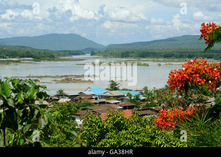 Sicht vom Tempel Wat Tham Khu Ha Sawan in Khong Jiam am Fiume Mekong in der naehe des Pha Taem Nationalpark in der Umgebung von Foto Stock