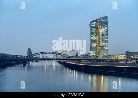 Lo skyline di Francoforte con EZB edificio Foto Stock