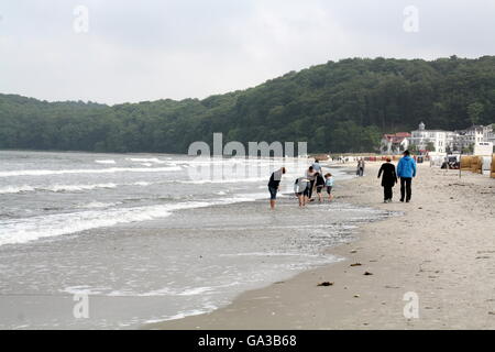 La gente camminare sulla Spiaggia di Binz sull isola di Ruegen. Germania Foto Stock
