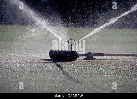 Commerciale di irrigazione sprinkler campo da golf verde; Kentucky; USA Foto Stock