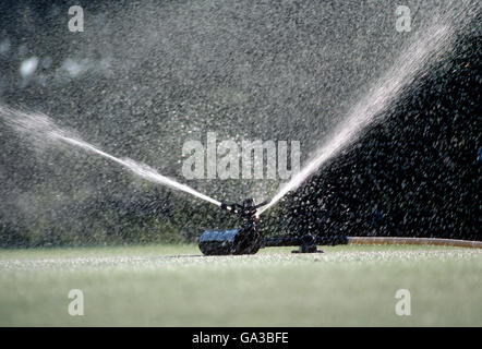 Commerciale di irrigazione sprinkler campo da golf verde; Kentucky; USA Foto Stock