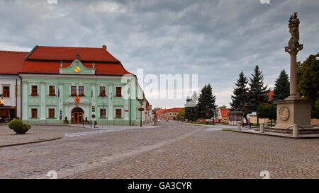 Municipio nella piazza principale di Skalica. Foto Stock
