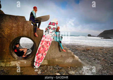 Surfisti sulla Trevaunance Cove a Sant Agnese, Cornwall. Solo uso editoriale. Foto Stock