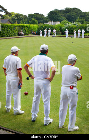 I giocatori godendo di una partita a Stoke Fleming Bowls Club nel Devon, Regno Unito. Foto Stock