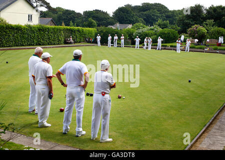 I giocatori godendo di una partita a Stoke Fleming Bowls Club nel Devon, Regno Unito. Foto Stock