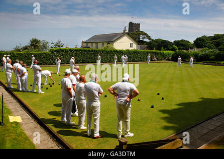 I giocatori godendo di una partita a Stoke Fleming Bowls Club nel Devon, Regno Unito. Foto Stock