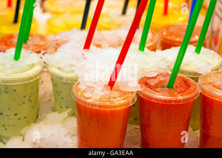 Varie fredda di frutta Succhi di frutta freschi sul mercato Foto Stock