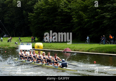 Il team GBR2 della Gran Bretagna negli otto uomini comprende Alex Partridge, Colin Smith, James, Orme, Marcus Bateman, Peter Reed, Andrew Triggs Hodge, Matthew Langridge, Steve Williams e Phetan Hill durante il loro caldo Foto Stock