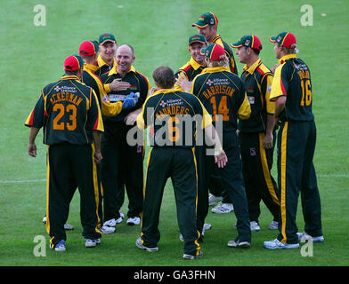 Le Foxes del Leicestershire celebrano la loro vittoria sopra la Phoenix dello Yorkshire durante la partita della sezione settentrionale della Coppa Twenty20 al terreno della contea, Grace Road, Leicester. Foto Stock