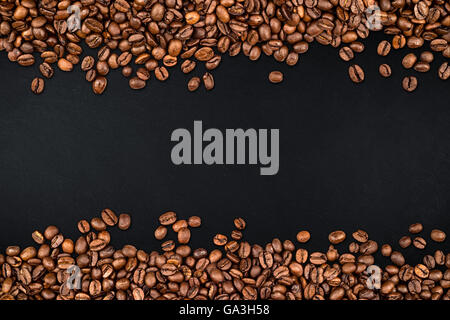 I chicchi di caffè rustico sfondo ardesia Foto Stock