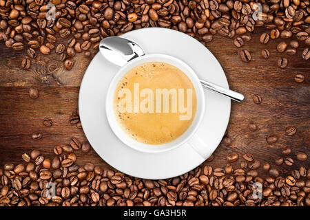 Tazza di caffè e fagioli in rovere rustico sfondo Foto Stock