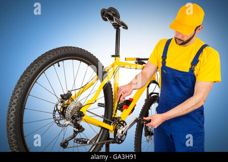 Noleggio meccanico di regolazione deragliatore anteriore sul meccanismo di mountain bike Foto Stock