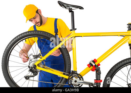 Noleggio fissaggio meccanico della pinza del freno su giallo in mountain bike Foto Stock