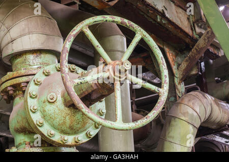 Industriali valvola arrugginito in una fabbrica abbandonata Foto Stock