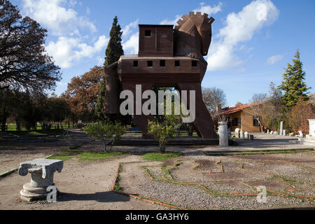 Cavallo di Troia e la città di Troia a Cannakkale, Turchia. (Truva) Foto Stock