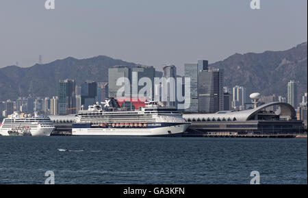 Kai Tak Cruise Terminal, navi da crociera del porto di Victoria, Kwun Tong distretto, Kowloon East, Hong Kong, Cina Foto Stock