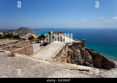 Vista dalla cima di San José castello, guardando a nord-est attraverso i livelli inferiori, Alicante, Spagna, Europa Foto Stock