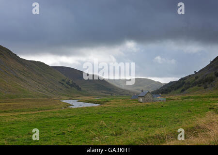 Visualizzare la Findhorn valle come una frequente acquazzone pesante approcci, Highlands, Scotland, Regno Unito, Europa Foto Stock