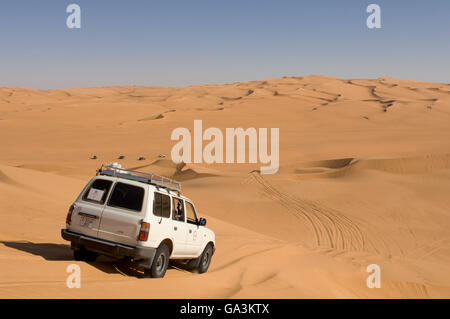SUV sulle dune di sabbia, Erg Awbari, il deserto del Sahara, Fezzan, Libia, Nord Africa Foto Stock